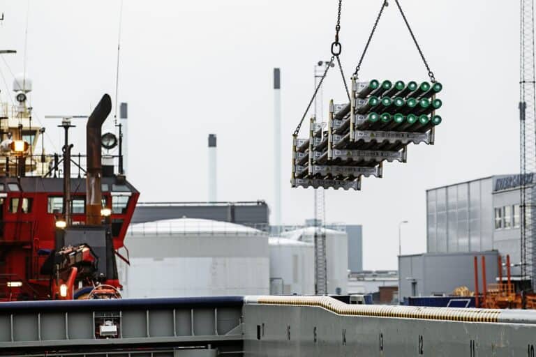 Global Gravity's Tubular Transport Running system loaded with pipes and being transported with crane. System that reduces CO2 emission by 35.21 tons CO2eq per well